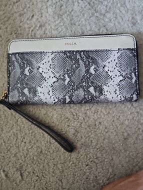 Fossil Gray and White Snake-Print Wristlet Wallet